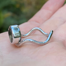 Load image into Gallery viewer, Wavy Tourmaline Ring (V)