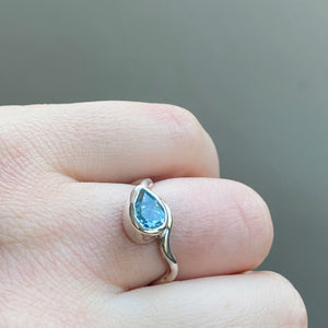 Wavy Sky Blue Topaz Ring (M / 6)