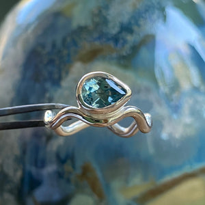 Wavy Sky Blue Topaz Ring (M / 6)